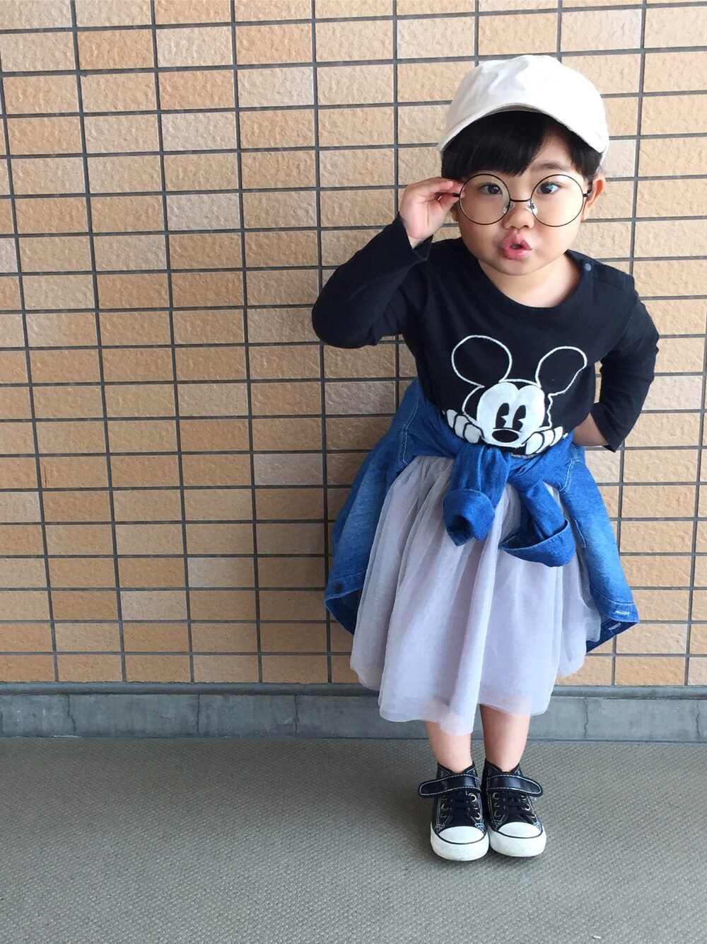 「丸メガネ、キャップ、デニムシャツ、UNIQLO、おんなのこ、キッズコーデ、キッズファッション、スニーカー、チュールスカート」｜「UNIQLOのアイテム（Tシャツ/カットソー、ブラック系）」を使った、yuuuuwa!!!さん（キッズ・100cm）の春コーディネートの1枚目の写真