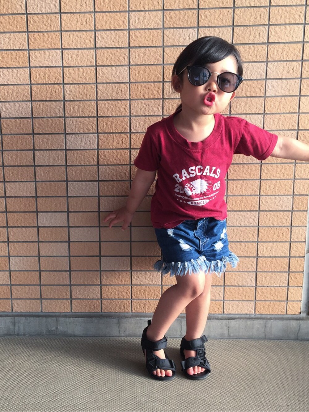 「キッズコーデ、キッズファッション、サングラス、Tシャツ、デニム、デニムショートパンツ、スポーツサンダル、おんなのこ」｜「rascalsのアイテム（Tシャツ/カットソー、レッド系）」を使った、yuuuuwa!!!さん（キッズ・100cm）の春コーディネートの1枚目の写真