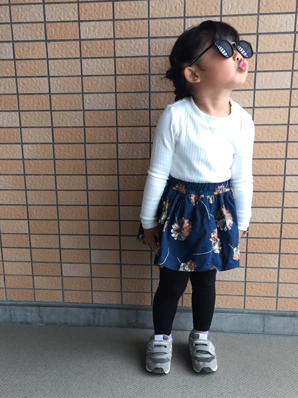 「キッズコーデ、キッズファッション、サングラス、おんなのこ、花柄、スカート、リブハイネックT、スニーカー」｜「UNIQLOのアイテム（Tシャツ/カットソー、ホワイト系）」を使った、yuuuuwa!!!さん（キッズ・100cm）の春コーディネートの1枚目の写真