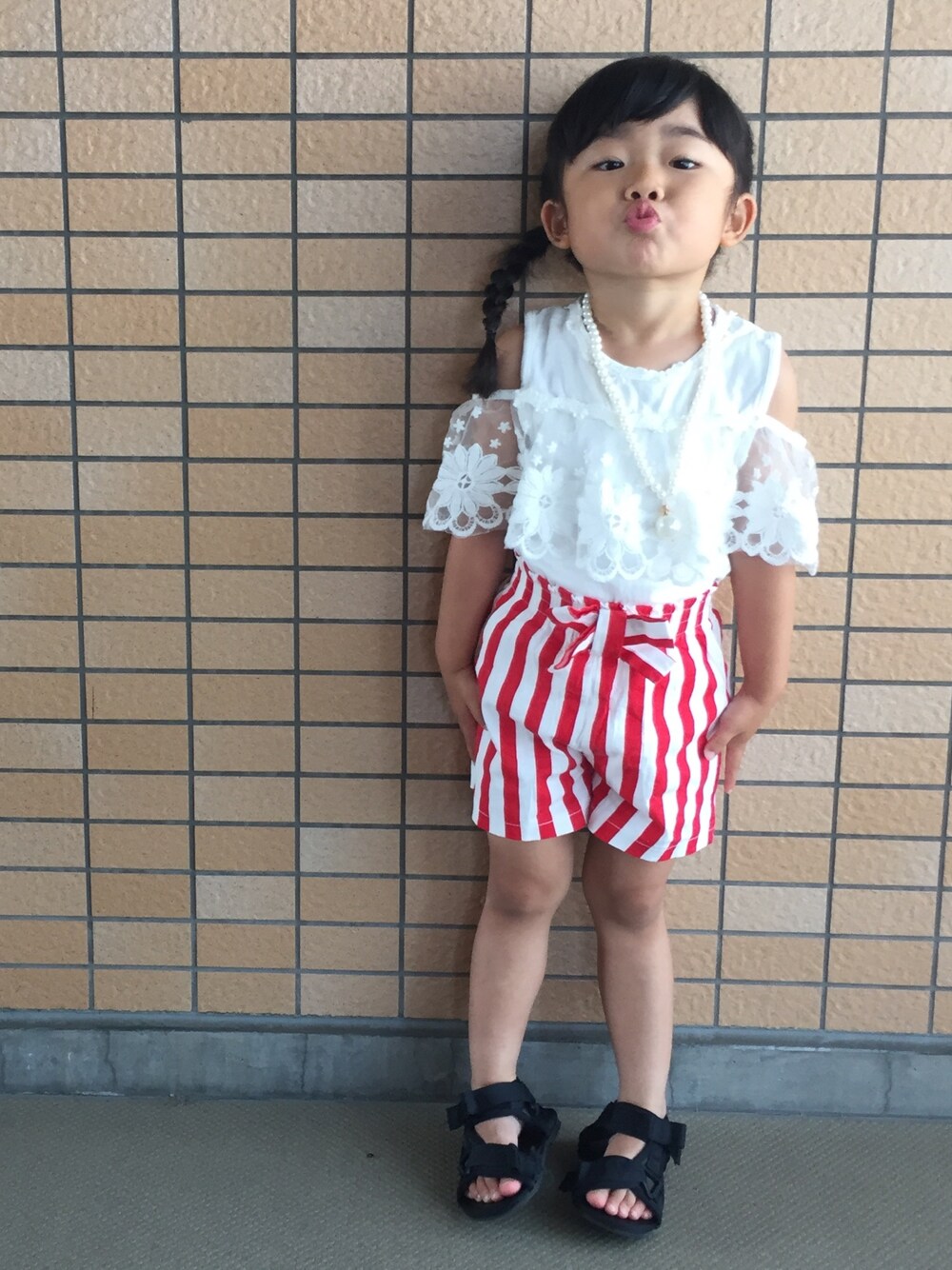 「セットアップ、韓国子供服、おんなのこ、キッズコーデ、夏、スポーツサンダル」｜「韓国子供服のアイテム（Tシャツ/カットソー、レッド系）」を使った、yuuuuwa!!!さん（キッズ・100cm）の夏コーディネートの1枚目の写真