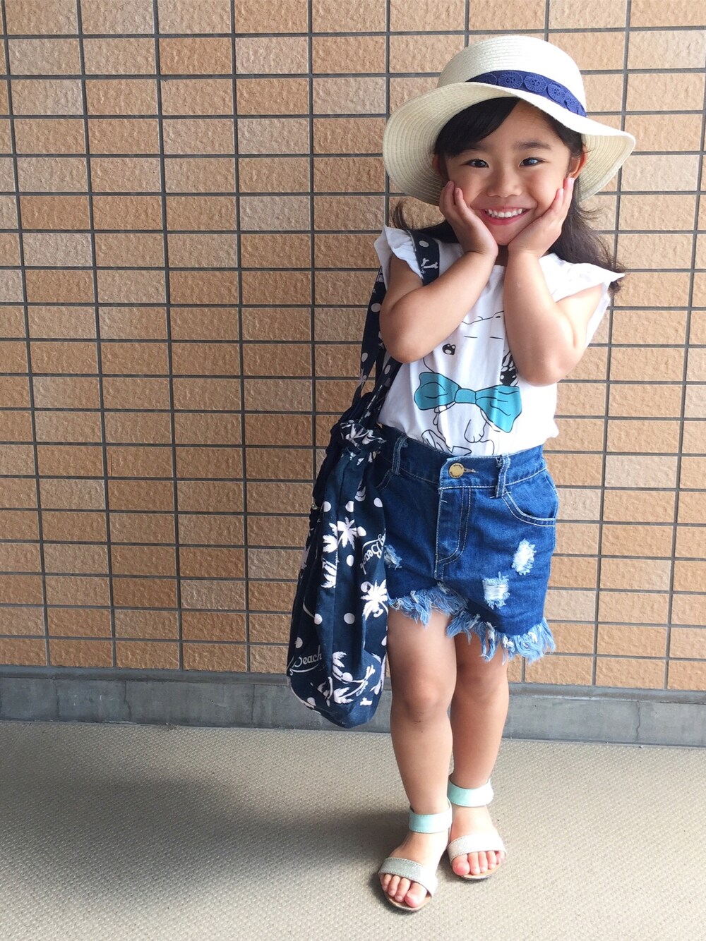 「おんなのこ、夏、むぎわら帽子、デニムショートパンツ、韓国子供服」｜「ロデオクラウン付録のアイテム（トートバッグ、ブルー系）」を使った、yuuuuwa!!!さん（キッズ・100cm）の夏コーディネートの1枚目の写真
