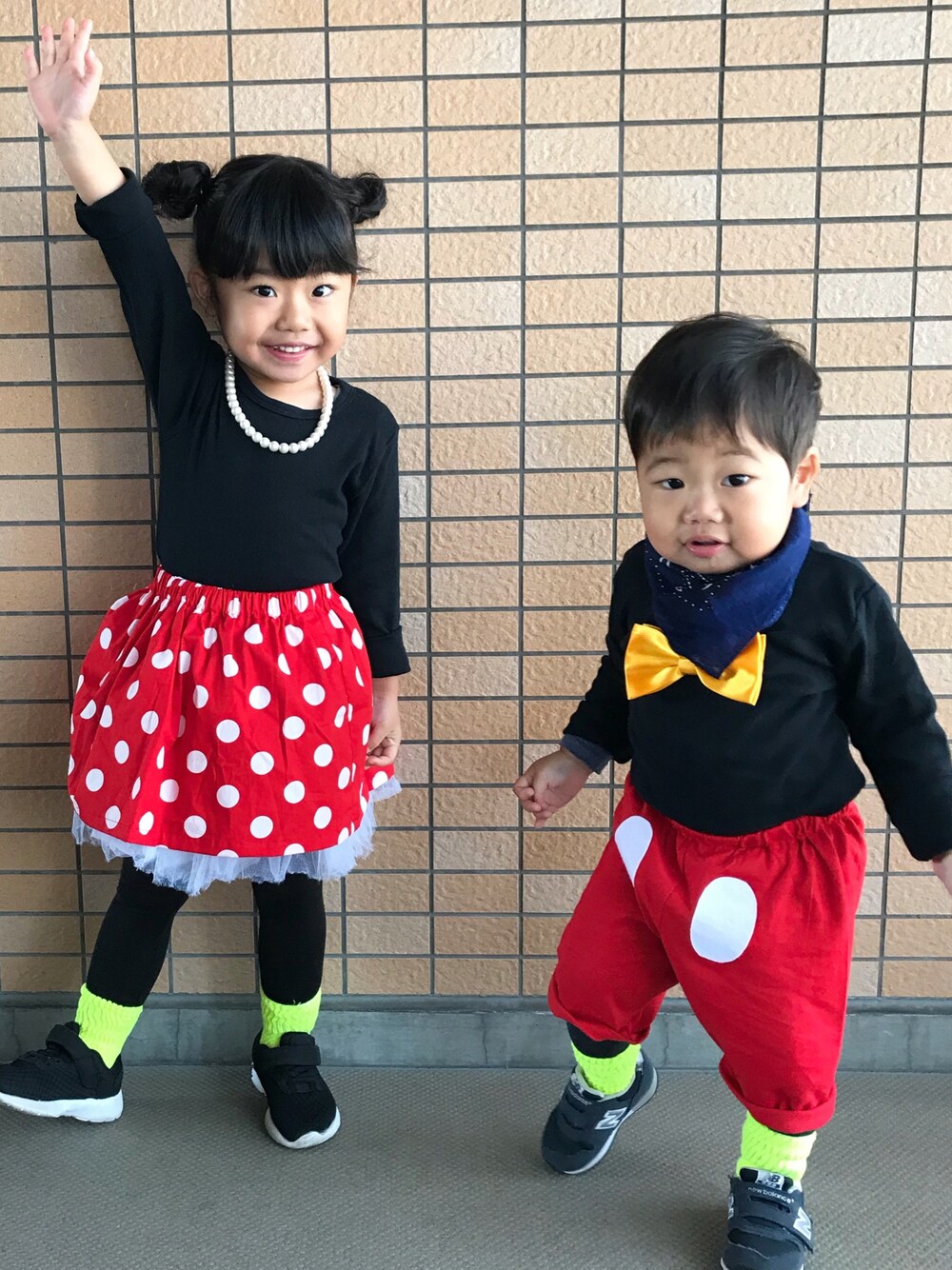 「ディズニーコーデ、ディズニーランド、姉弟コーデ、ミッキー、ミニー、仮装、仮装ディズニー、キッズコーデ」｜「no brandのアイテム（Tシャツ/カットソー、ブラック系）」を使った、yuuuuwa!!!さん（キッズ・100cm）の秋コーディネートの1枚目の写真