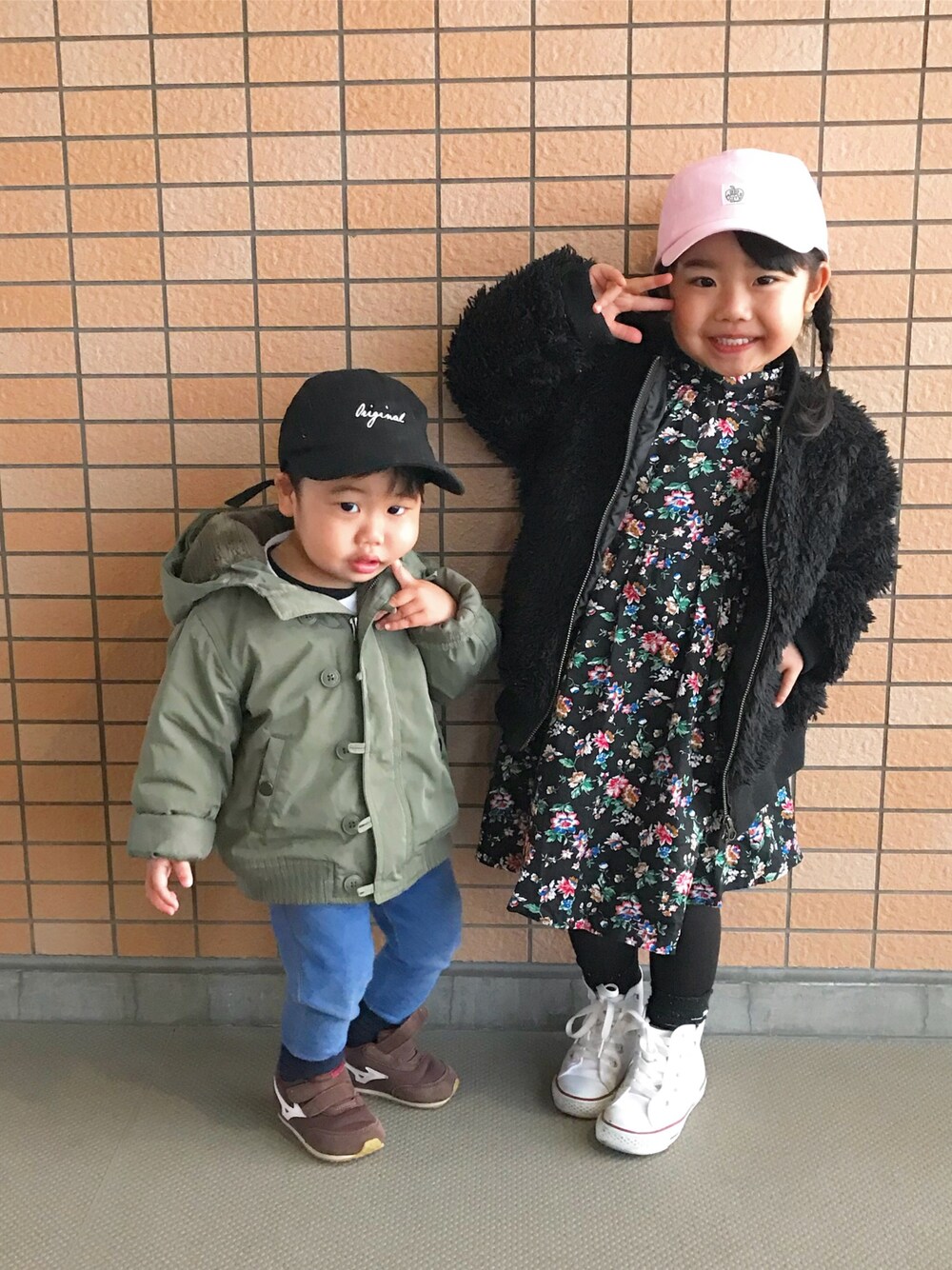 「姉弟、姉弟コーデ、リンクコーデ、キャップ、スニーカー、ワンピース」｜「GAPのアイテム（ブルゾン、グリーン系）」を使った、yuuuuwa!!!さん（キッズ・100cm）の冬コーディネートの1枚目の写真