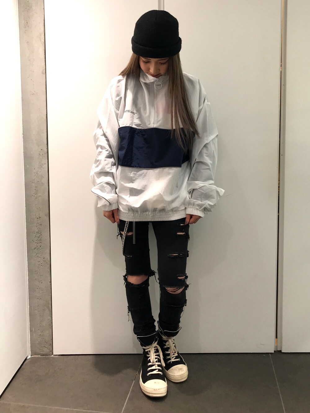ホワイト系のブルゾン、ホワイト系のナイロンジャケットを着用したレディースの冬コーディネートの1枚目の写真