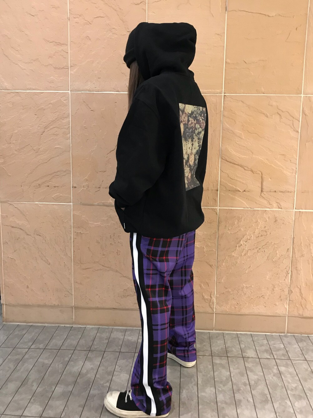 「チェック、ビッグシルエット、パーカー、ストリート、ワイドパンツ、チェックパンツ、メンズライク、パンツスタイル、ラクチンコーデ」｜「soeのアイテム（パーカー、ブラック系）」を使った、ヤマダサオリさん（レディース・160cm）の春コーディネートの1枚目の写真