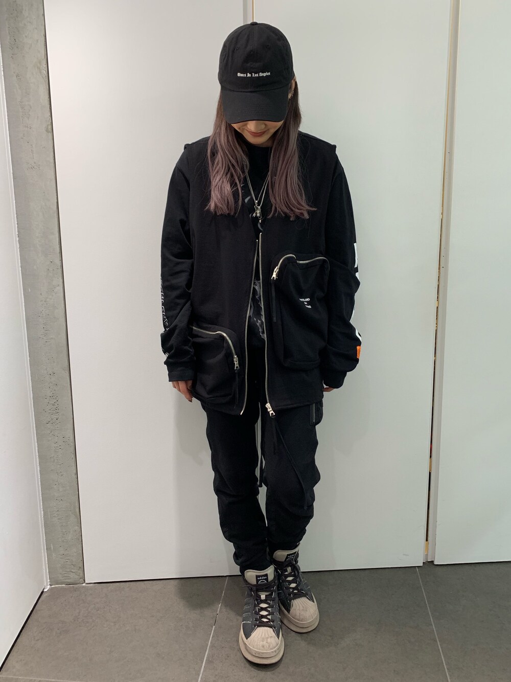 ブラック系のベスト、ブラック系のベスト、ブラック系のベストを着用したレディースの春コーディネートの1枚目の写真