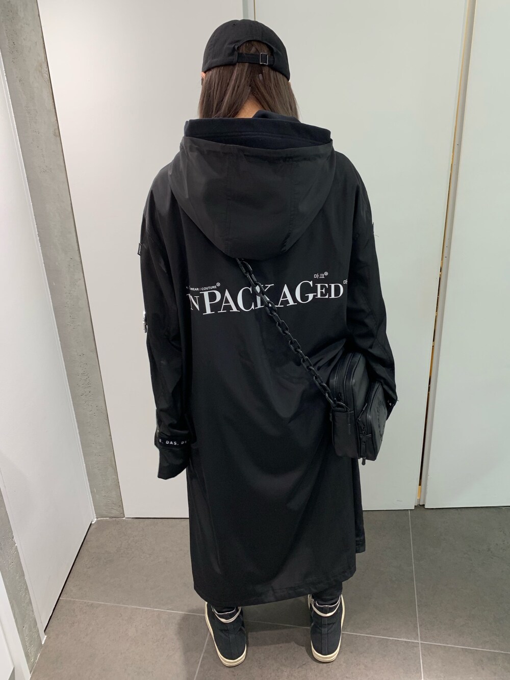 「コート、ブラック、ストリート、モノトーン、ロングコート、メンズライク、春、ゆるコーデ、韓国ブランド」｜「DANKE SCHONのDankeSchon/ダンケシェーン/チェーンサコッシュ（ショルダーバッグ、ブラック系）」を使った、ヤマダサオリさん（レディース・160cm）の春コーディネートの1枚目の写真