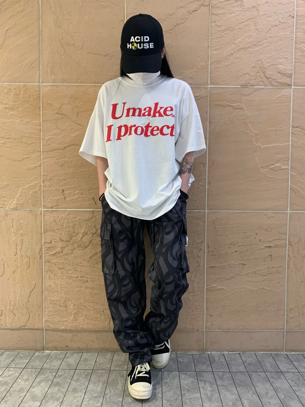 グレー系のカーゴパンツ、グレー系のカーゴパンツ、ホワイト系のTシャツ/カットソーを着用したレディースの夏コーディネートの1枚目の写真