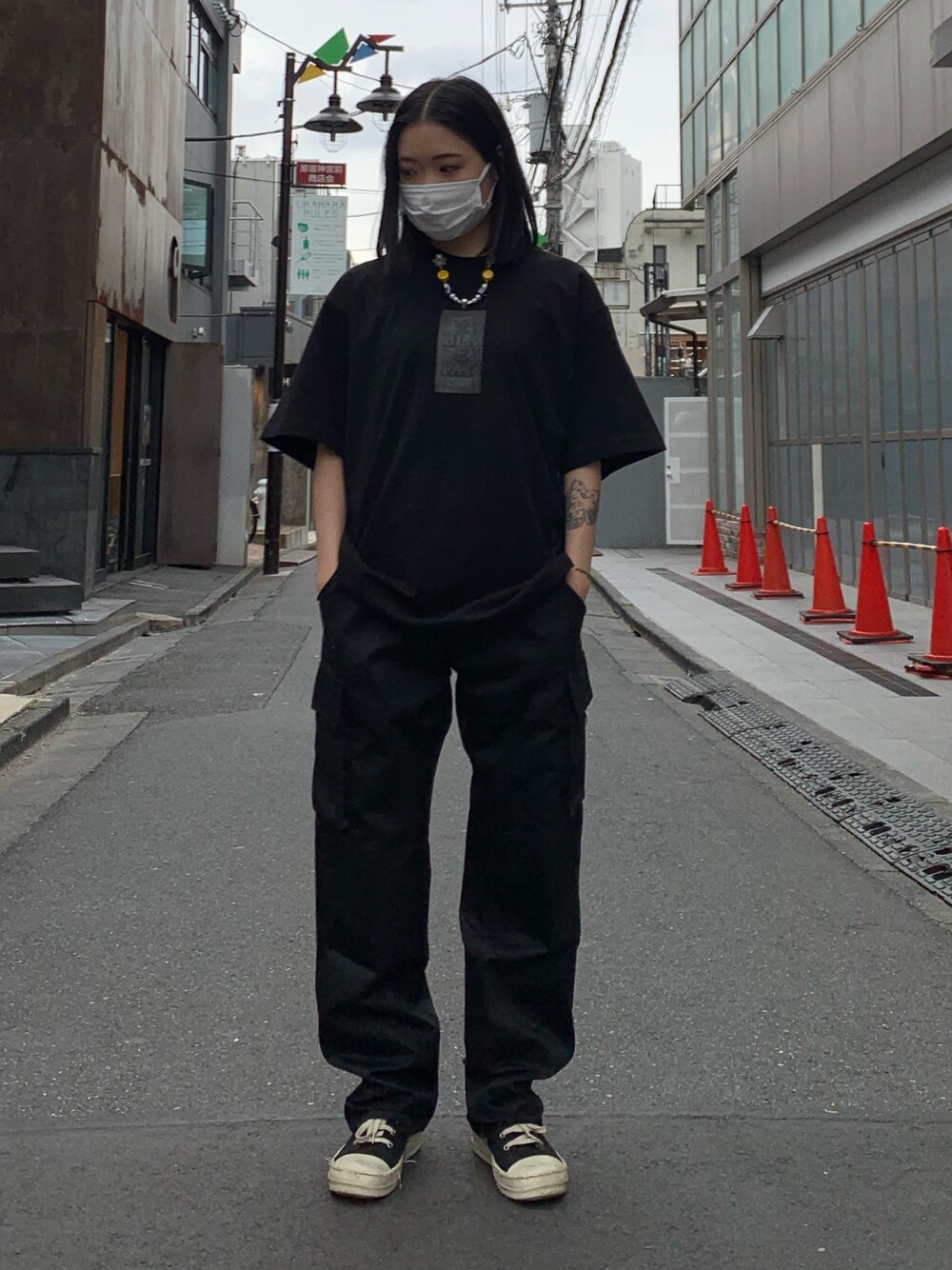 「ビッグシルエット、ブラック、ブラックコーデ、ストリート、モノトーン、カーゴパンツ、メンズライク、春夏コーデ、今日のコーデ、いいね、save、フォローお願いします🤑」｜「BlackEyePatchのアイテム（Tシャツ/カットソー、ブラック系）」を使った、ヤマダサオリさん（レディース・160cm）の春コーディネートの1枚目の写真