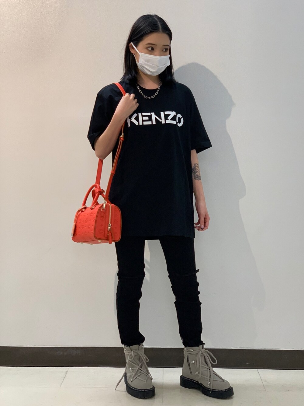 「ビッグシルエット、ブラック、ショルダーバッグ、モノトーン、メンズライク、シンプルコーデ、夏コーデ、韓国ファッション、いいね、save、フォローお願いします🤑」｜「MCMのMCM/エムシーエム/〈エッセンシャル〉 ボストンバッグ モノグラムレザー（ボストンバッグ、レッド系）」を使った、ヤマダサオリさん（レディース・160cm）の春コーディネートの1枚目の写真