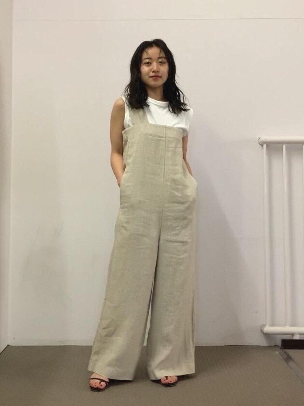 「サロペット、大人カジュアル、大人女子、楽チンコーデ、低身長、ワンショルダー、お出かけスタイル」｜「BEAUTY&YOUTH UNITED ARROWSのBY 麻ブレンドノースリーブカットソー -ウォッシャブル-（Tシャツ/カットソー、ホワイト系）」を使った、關（seki）さん（レディース・153cm）の夏コーディネートの1枚目の写真