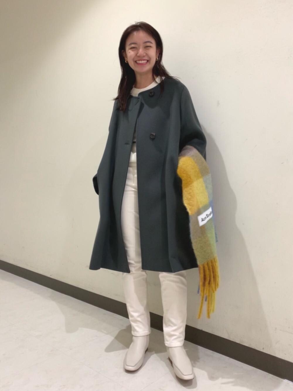 「コート、AcneStudios、グリーンコート、マフラーコーデ、シンプル服」｜「BEAUTY&YOUTH UNITED ARROWSのBY ウールカシミヤ天竺クルーネックニットプルオーバー -ウォッシャブル-（ニット/セーター、ホワイト系）」を使った、關（seki）さん（レディース・153cm）の秋コーディネートの1枚目の写真