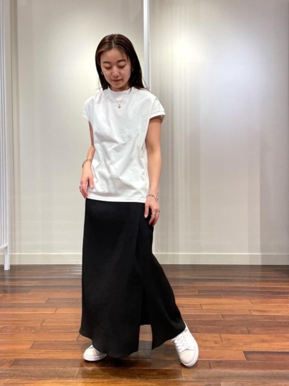 ベージュ系のスニーカー、ホワイト系のTシャツ/カットソー、シルバー系のリングを着用したレディースの春コーディネートの1枚目の写真