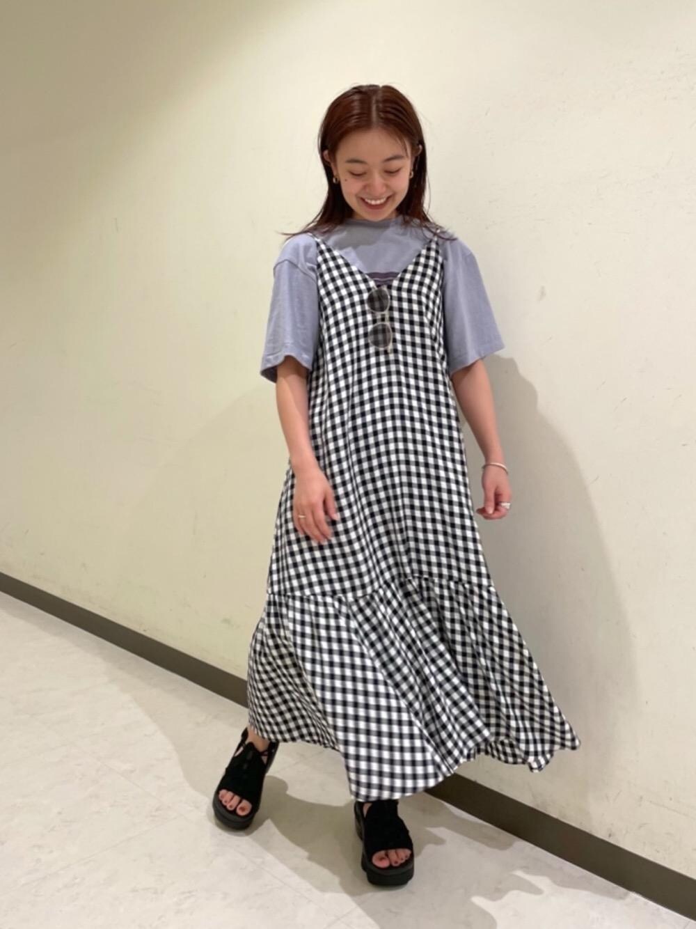「ワンピース、トレンド、シューズ、Tシャツ/カットソー、EXCLUTIVE ITEM STYLE」｜「BEAUTY&YOUTH UNITED ARROWSのBY∴ ギンガムチェックキャミソールワンピース -ウォッシャブル-（ワンピース、ブラック系）」を使った、關（seki）さん（レディース・153cm）の春コーディネートの1枚目の写真