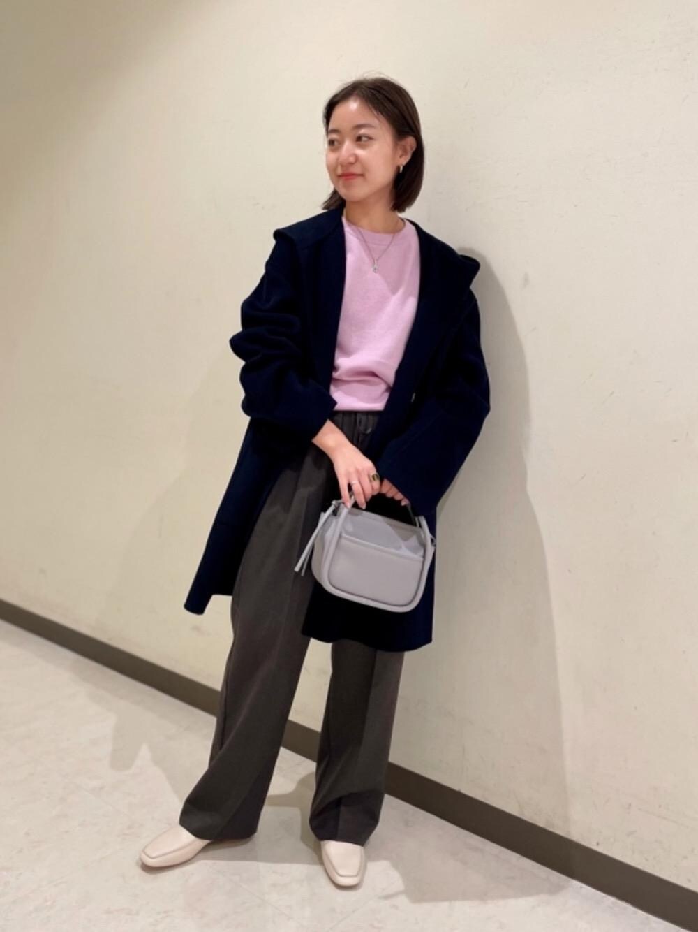 ブルー系のその他アウター、パープル系のニット/セーター、グレー系のその他パンツを着用したレディースの秋コーディネートの1枚目の写真