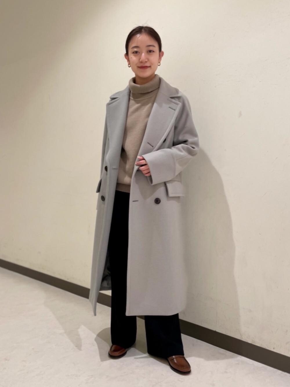 グリーン系のその他アウター、ブラウン系のローファー、グリーン系のニット/セーターを着用したレディースの秋コーディネートの1枚目の写真