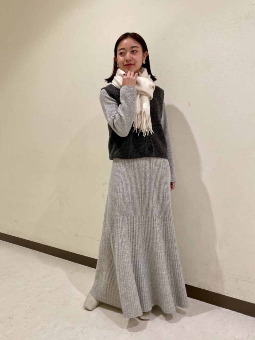 「ワンピース、シューズ、フェミニン、RECOMMEND  ITEM STYLING、ニット/セーター」｜「BEAUTY&YOUTH UNITED ARROWSのBY スクエアトゥセンターライン ブーツ（ブーツ、ホワイト系）」を使った、關（seki）さん（レディース・153cm）の冬コーディネートの1枚目の写真