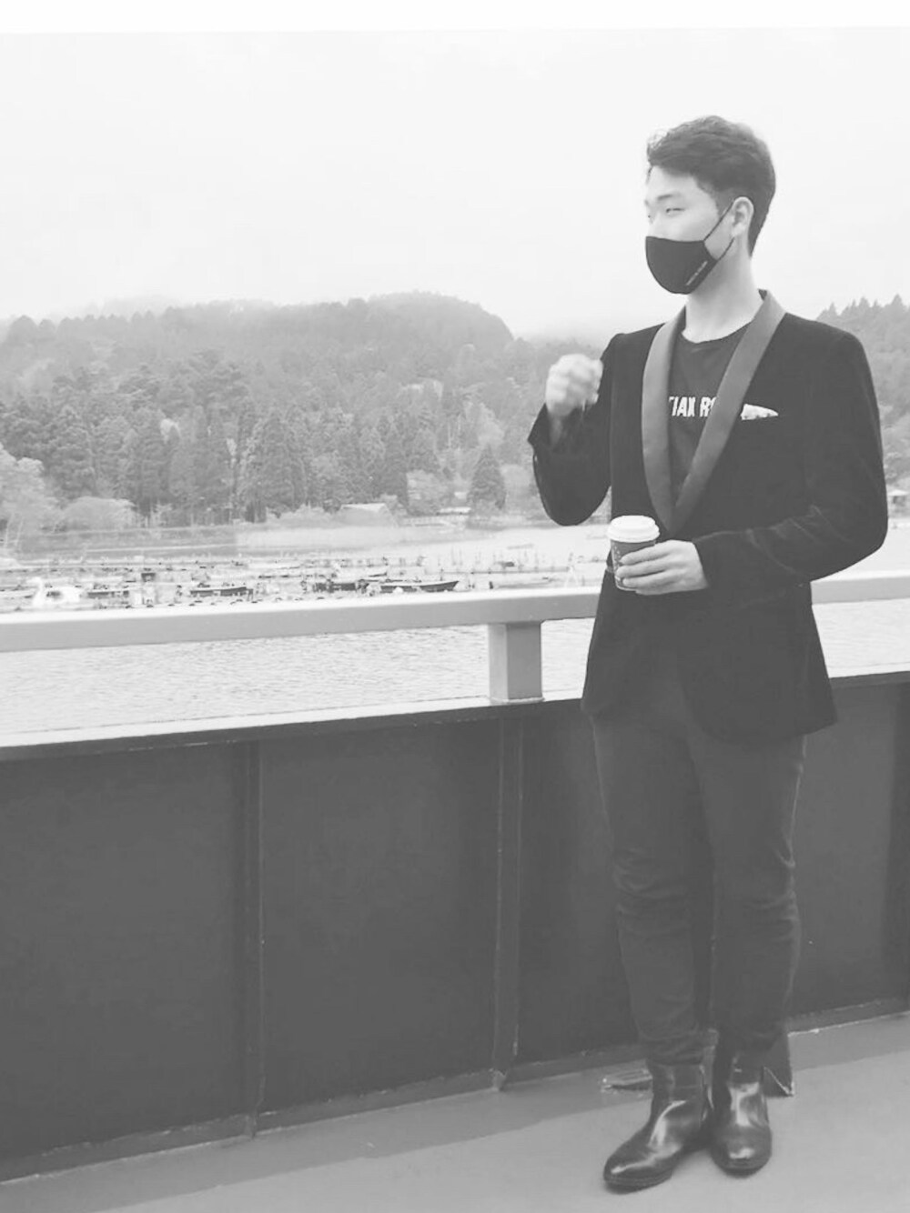 ブラック系のジャケット/アウター、ブラック系のTシャツ/カットソー、ブラック系のその他パンツを着用したメンズの秋コーディネートの1枚目の写真