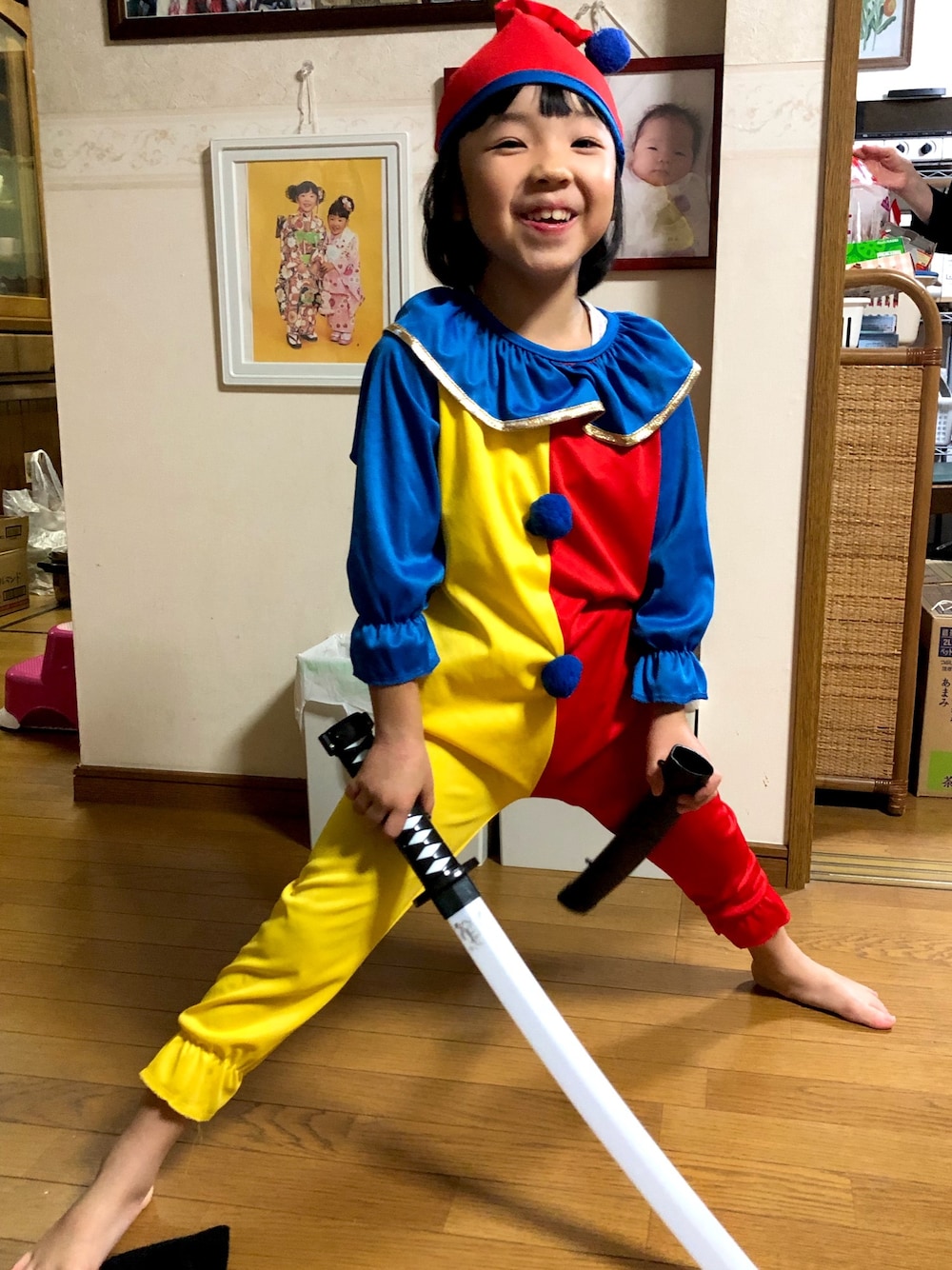 「ハロウィン、小学生、女の子、おんなのこ、ピエロ、秋服、ロンパース、お気に入り、先取りコーデ、7歳」｜「ハロウィンのアイテム（サロペット/オーバーオール、ブルー系）」を使った、N.Fさん（キッズ・110cm）の秋コーディネートの1枚目の写真