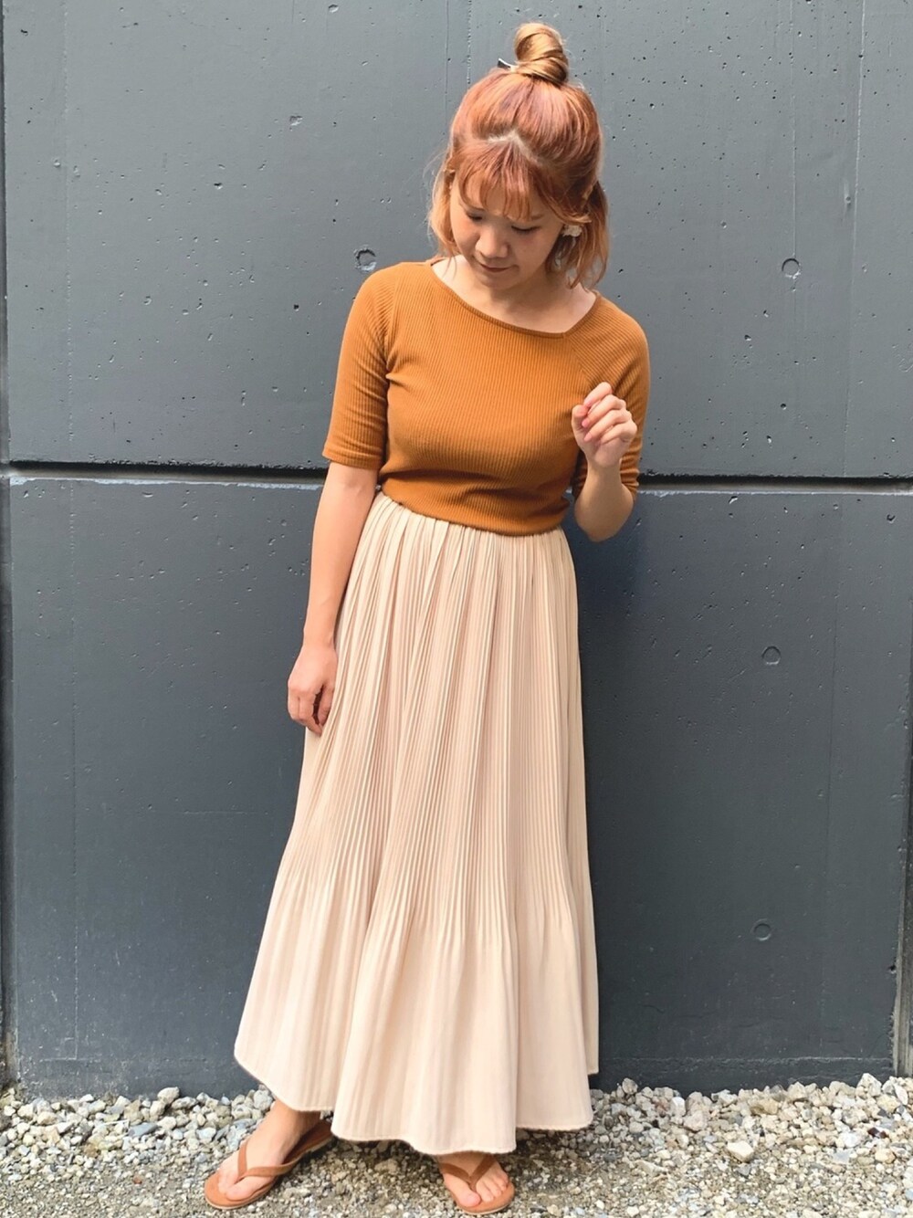 ブラウン系のTシャツ/カットソー、ベージュ系のスカート、ブラウン系のサンダルを着用したレディースの夏コーディネートの1枚目の写真
