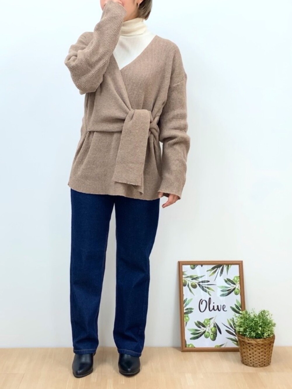 「冬コーデ、カシュクール、パンツスタイル、デニム、ブーティ、ニット、タートルネック、低身長、プチプラ、GU」｜「fifthのフロントタイカシュクールニット（ニット/セーター、ブラウン系）」を使った、manaさん（レディース・153cm）の秋コーディネートの1枚目の写真