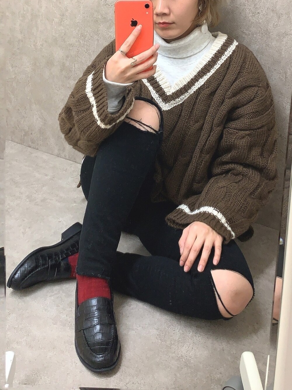 ブラック系のローファー、ブラウン系のニット/セーター、ブラック系のデニムパンツを着用したレディースの冬コーディネートの1枚目の写真