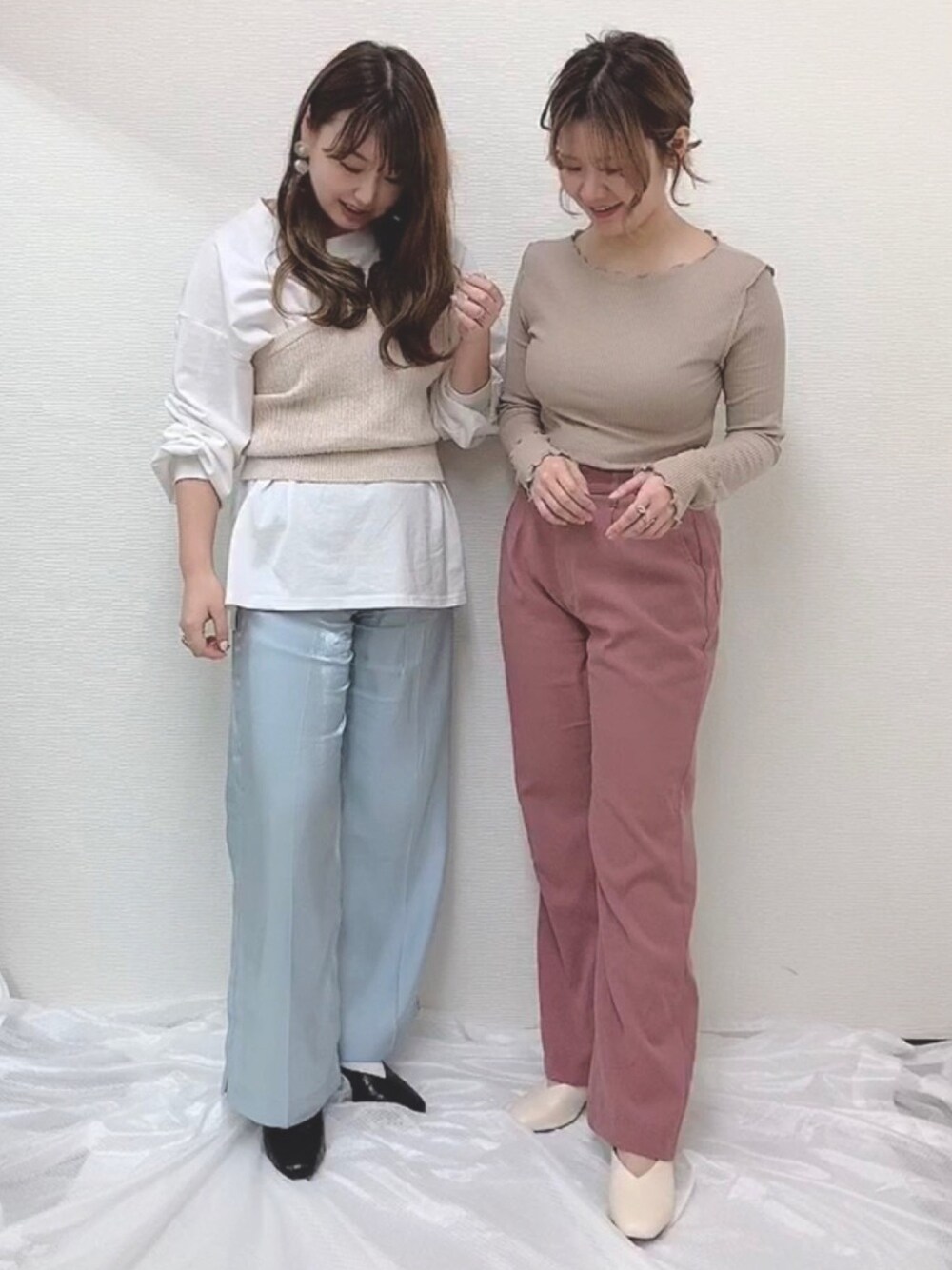 ベージュ系のTシャツ/カットソー、ピンク系のスラックス、ホワイト系のサンダルを着用したレディースの春コーディネートの1枚目の写真