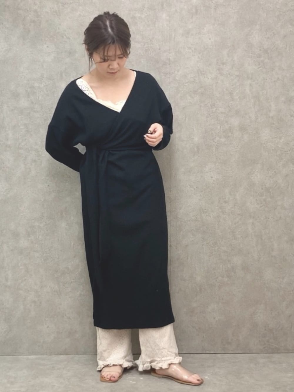 ブラック系のワンピース、ベージュ系のその他パンツ、ベージュ系のタンクトップを着用したレディースの春コーディネートの1枚目の写真