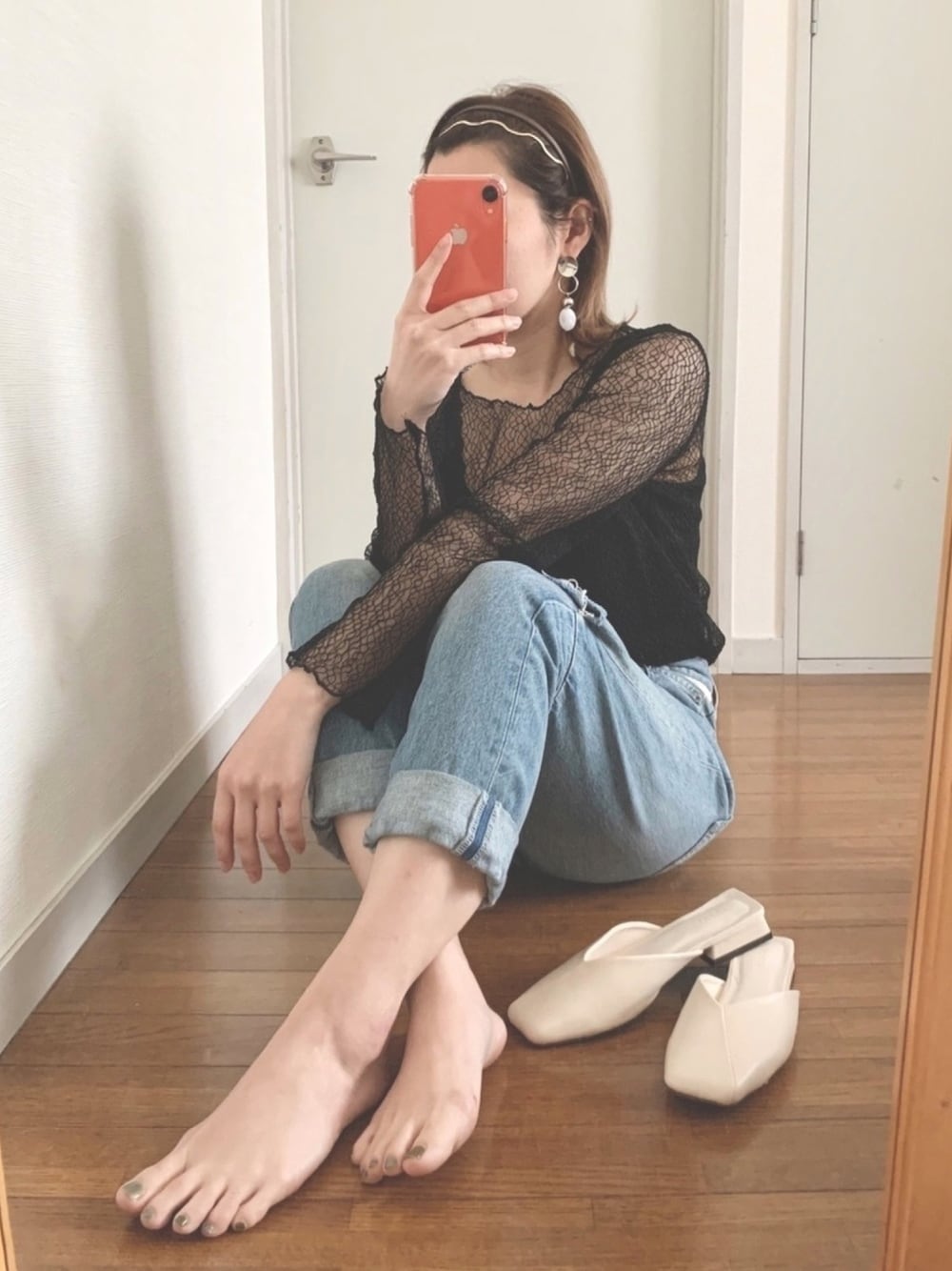 ブラック系のTシャツ/カットソー、ブルー系のデニムパンツ、ホワイト系のローファーを着用したレディースの春コーディネートの1枚目の写真