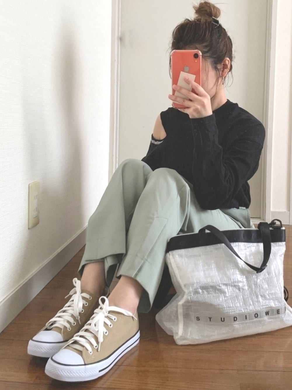 ブラック系のTシャツ/カットソー、グリーン系のパンツ、ベージュ系のスニーカーを着用したレディースの春コーディネートの1枚目の写真