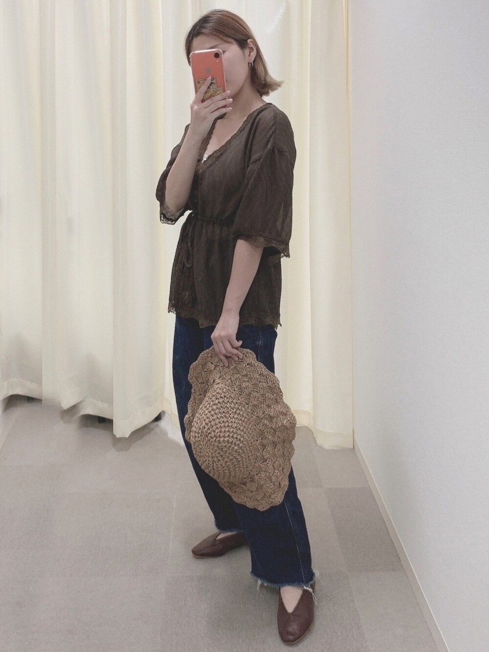 ベージュ系のカーディガン/ボレロ、ブルー系のデニムパンツ、ブラウン系のパンプスを着用したレディースの夏コーディネートの1枚目の写真