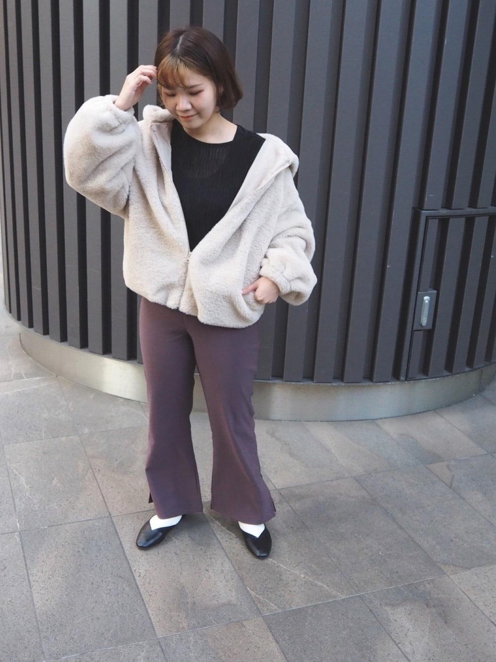 ブラック系のシャツ/ブラウス、グレー系のブルゾン、ブラウン系のその他パンツを着用したレディースの秋コーディネートの1枚目の写真