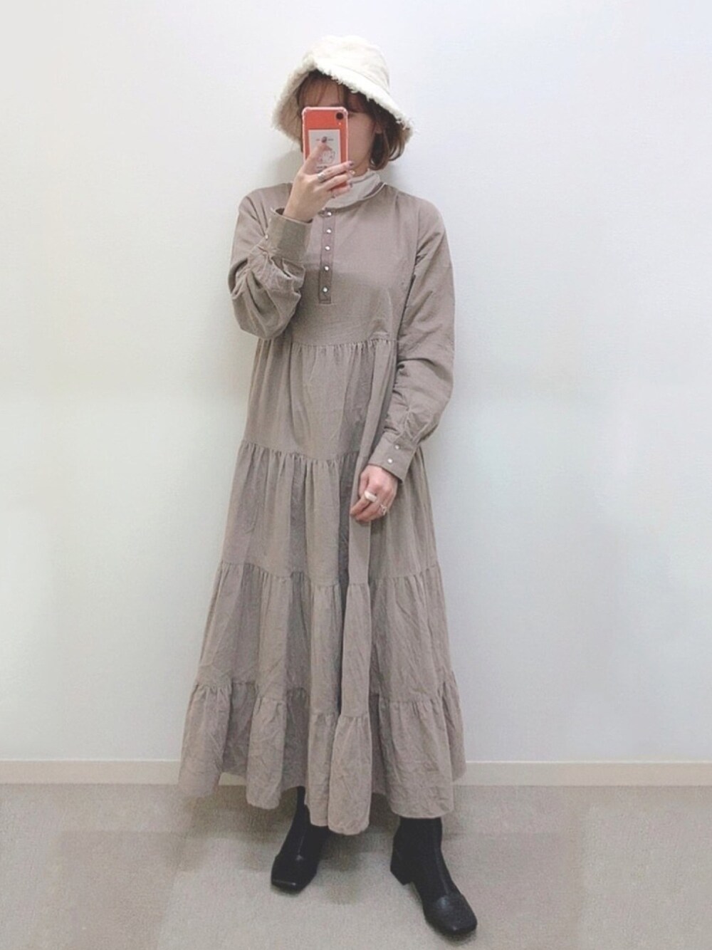 「カジュアル、ワンピース、シアーブーツ、ブーツ、ショートブーツ、くすみカラー、バケットハット、韓国ファッション、レイヤードスタイル、スクエアトゥ」｜「Babの【WEB限定】前後2WAYコーデュロイティアードロングワンピース（ワンピース、グレー系）」を使った、manaさん（レディース・153cm）の冬コーディネートの1枚目の写真