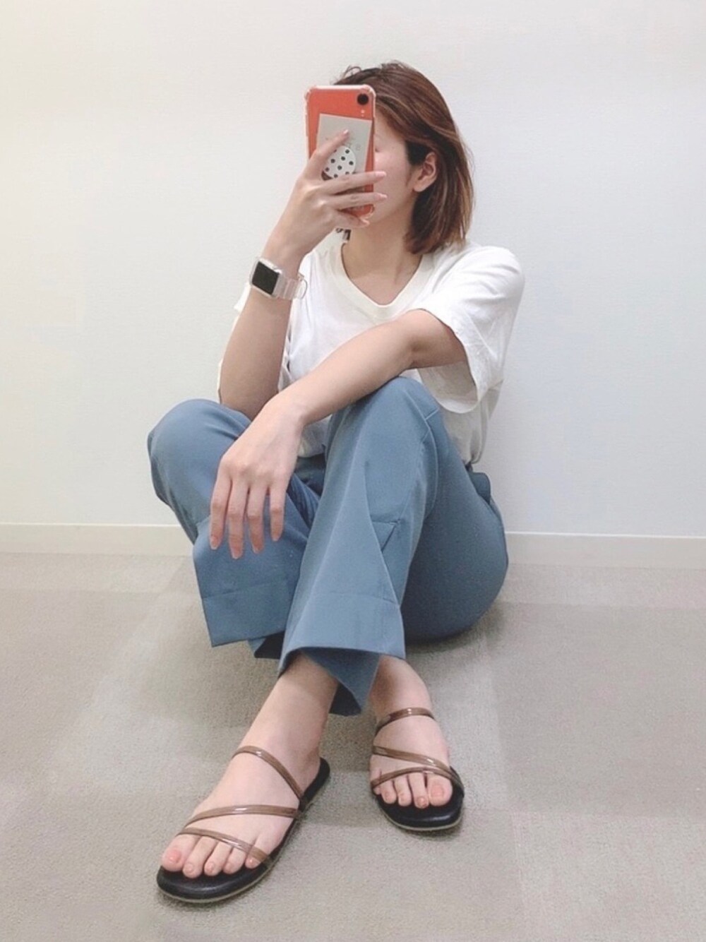 ホワイト系のTシャツ/カットソー、ブルー系のパンツ、ブラック系のサンダルを着用したレディースの春コーディネートの1枚目の写真