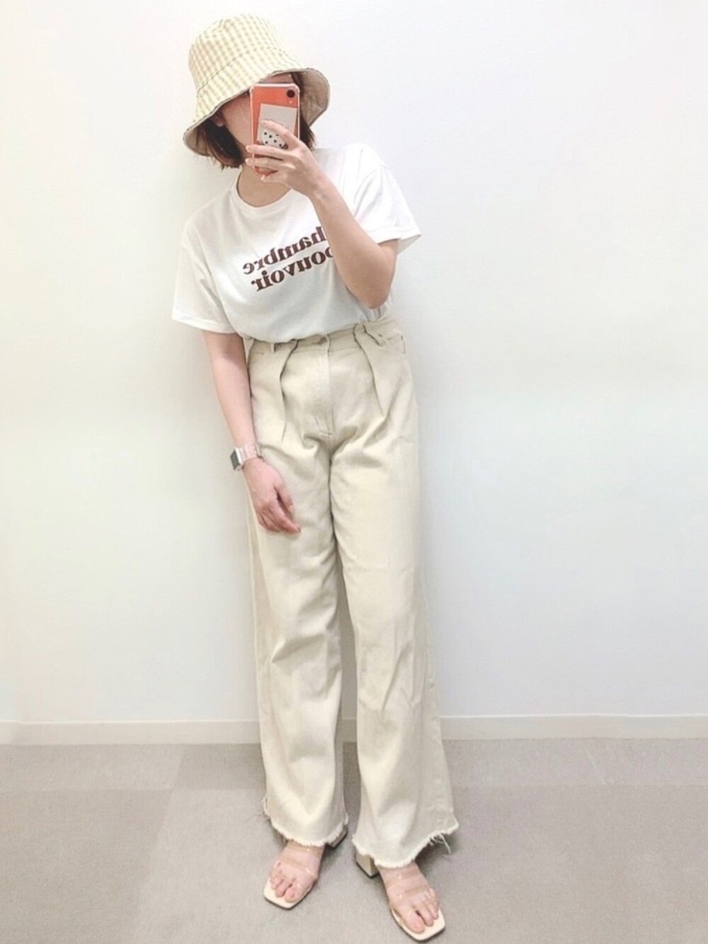 ホワイト系のTシャツ/カットソー、ベージュ系のその他パンツ、ベージュ系のサンダルを着用したレディースの春コーディネートの1枚目の写真