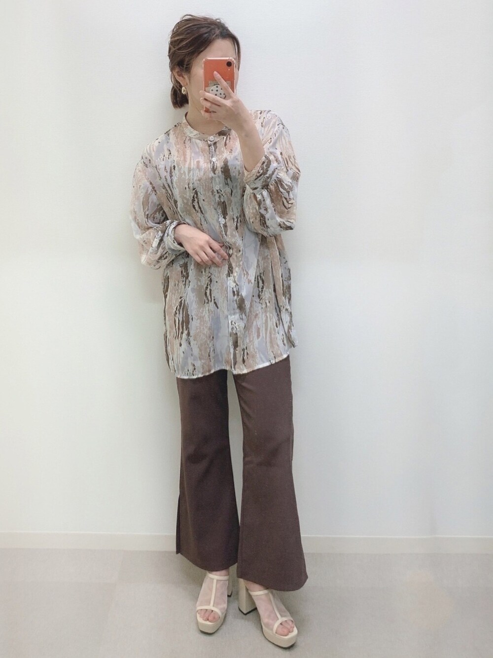 ブラウン系のシャツ/ブラウス、ブラウン系のその他パンツ、ベージュ系のサンダルを着用したレディースの春コーディネートの1枚目の写真
