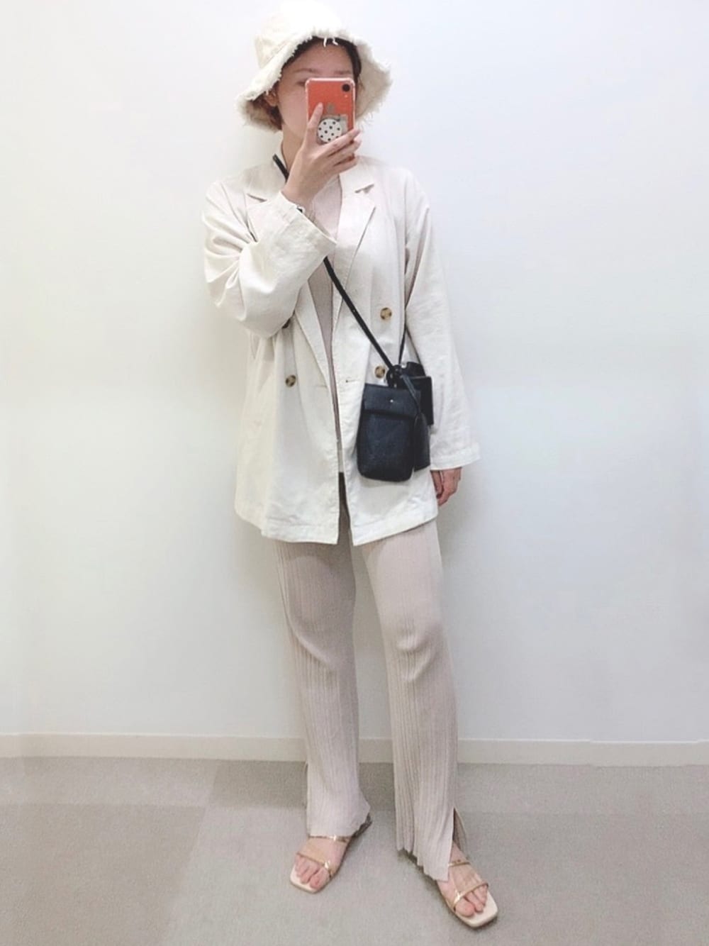「これが私をアゲる服、シンプル、バケットハット、リネンジャケット、淡色コーデ、マルチショルダー、ショルダーバッグ、クリアサンダル、GU、セットアップ」｜「韓国ブランドのアイテム（ハット、ホワイト系）」を使った、manaさん（レディース・153cm）の春コーディネートの1枚目の写真