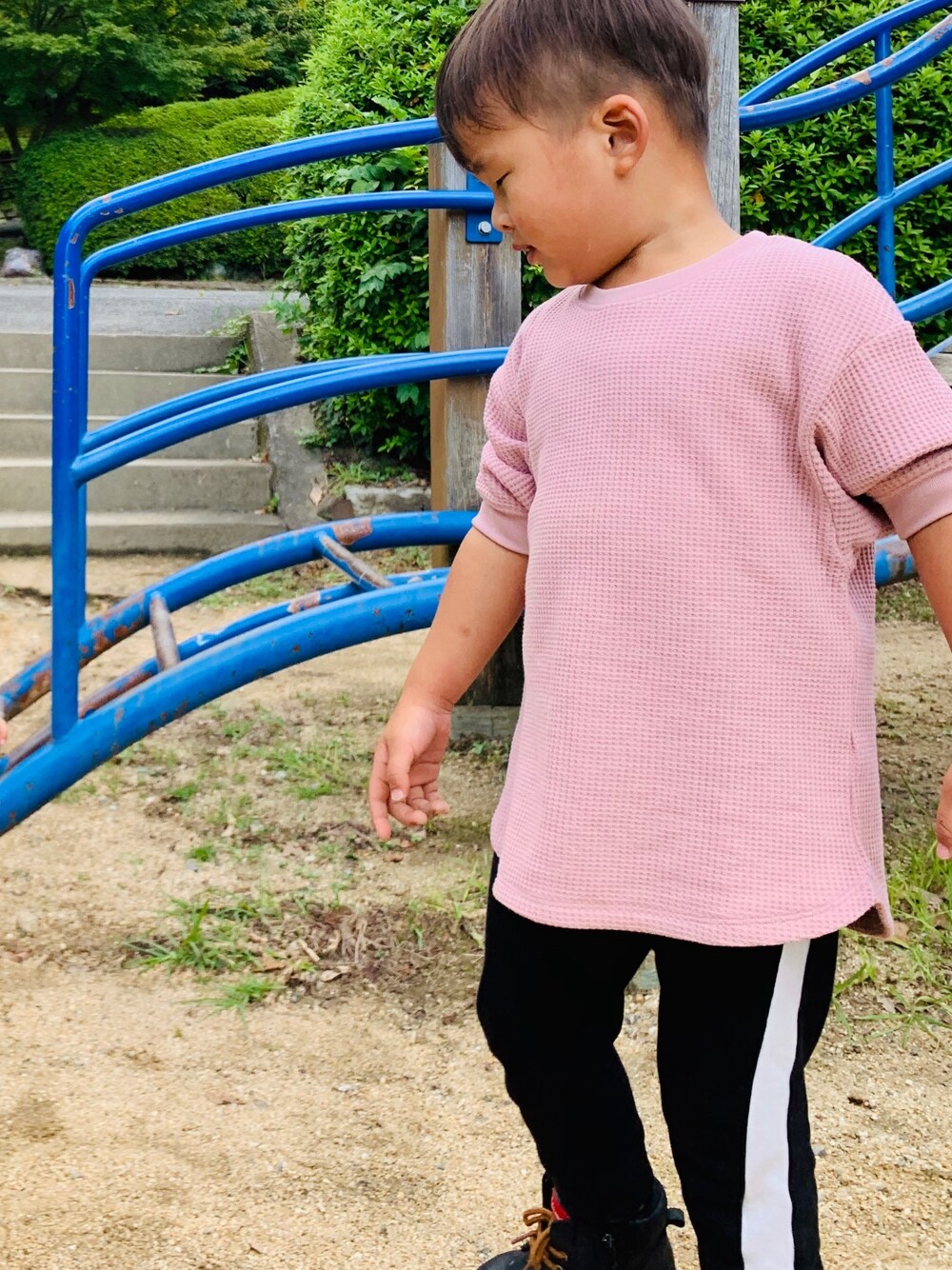 「UNIQLOのアイテム（Tシャツ/カットソー、ピンク系）」を使った、ttccさん（キッズ・100cm）の秋コーディネートの1枚目の写真