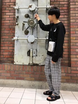 ボディバッグ ウエストポーチを使った 宇宙柄 のメンズ人気ファッションコーディネート Wear