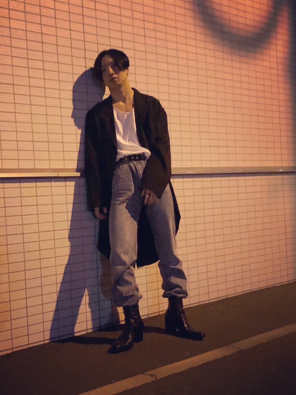 「お洒落さんとつながりたい、秋、フレアパンツ、フレアデニム、白Tシャツ、タックイン、切りっぱなし、COMME des GARCONS、Levi's、YOSUKE」｜「COMME des GARCONSのアイテム（その他アウター、ブラック系）」を使った、タカハシさん（メンズ・172cm）の秋コーディネートの1枚目の写真