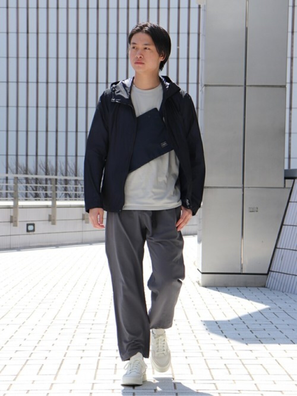 ブルー系のブルゾン、ホワイト系のスニーカー、グレー系のTシャツ/カットソーを着用したメンズの春コーディネートの1枚目の写真