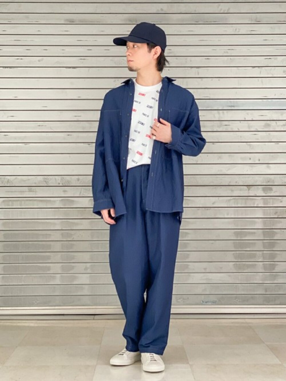 ブルー系のシャツ/ブラウス、ホワイト系のTシャツ/カットソー、ブルー系のその他パンツを着用したメンズの春コーディネートの1枚目の写真