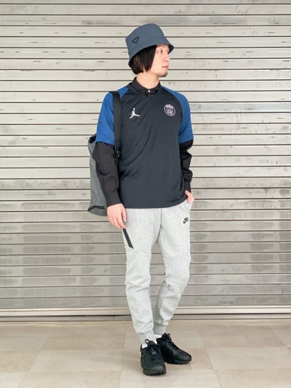 ブラック系のシャツ/ブラウス、グレー系のその他パンツ、ブラック系のスニーカーを着用したメンズの春コーディネートの1枚目の写真