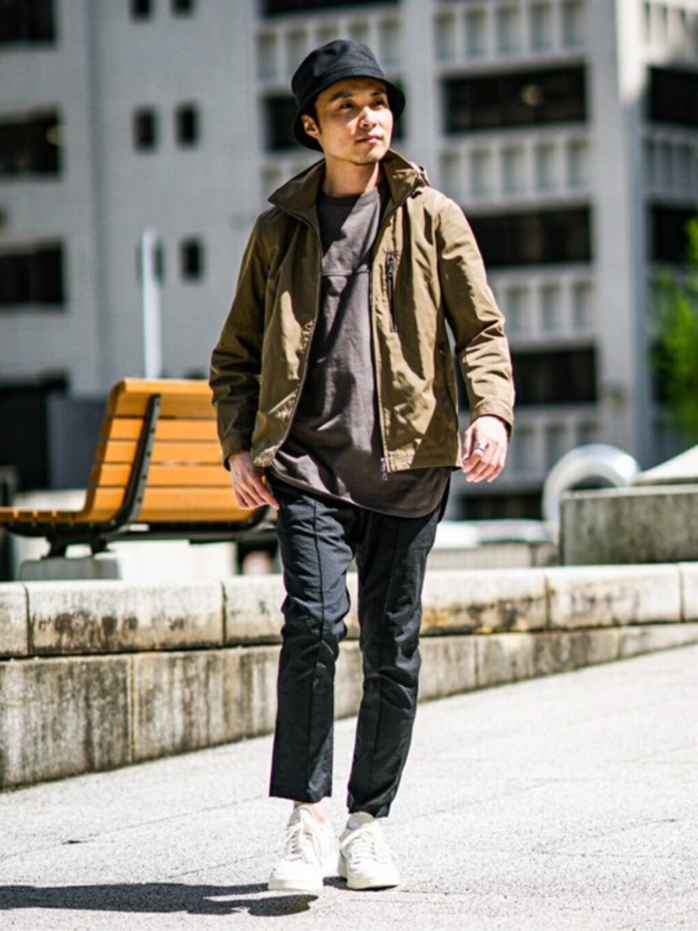 ベージュ系のブルゾン、グレー系のTシャツ/カットソー、ブラック系のその他パンツを着用したメンズの春コーディネートの1枚目の写真