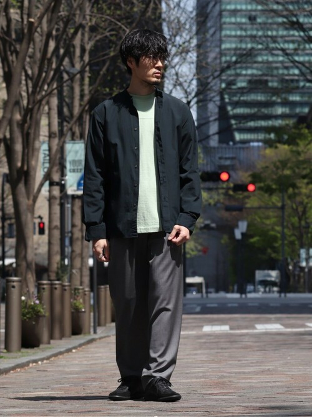 ブラック系のシャツ/ブラウス、グリーン系のTシャツ/カットソー、グレー系のその他パンツを着用したメンズの春コーディネートの1枚目の写真