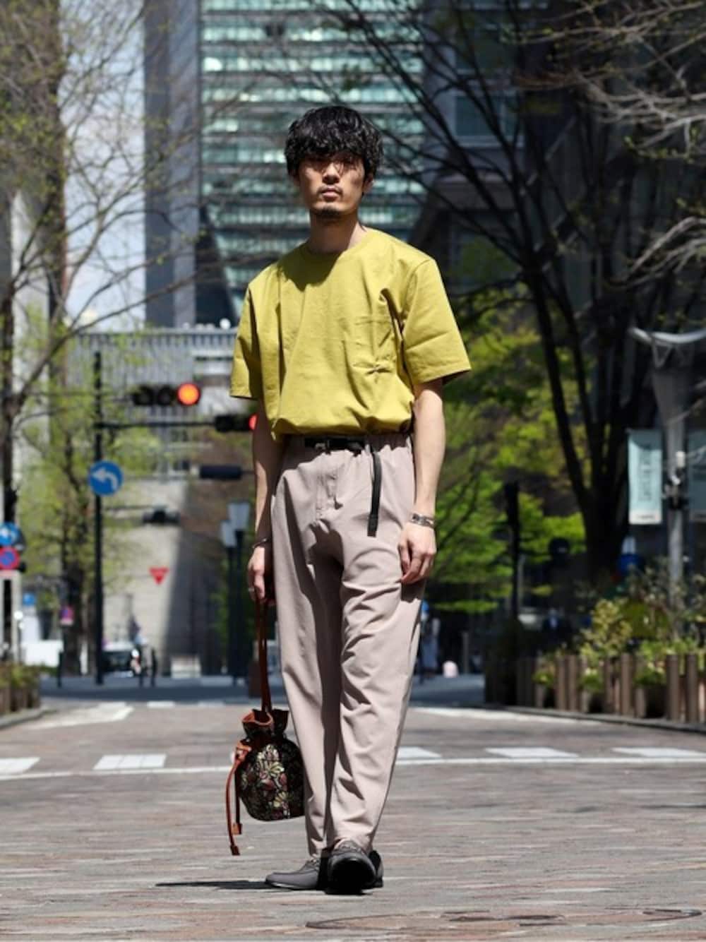 イエロー系のTシャツ/カットソー、ベージュ系のその他パンツ、その他のショルダーバッグを着用したメンズの春コーディネートの1枚目の写真
