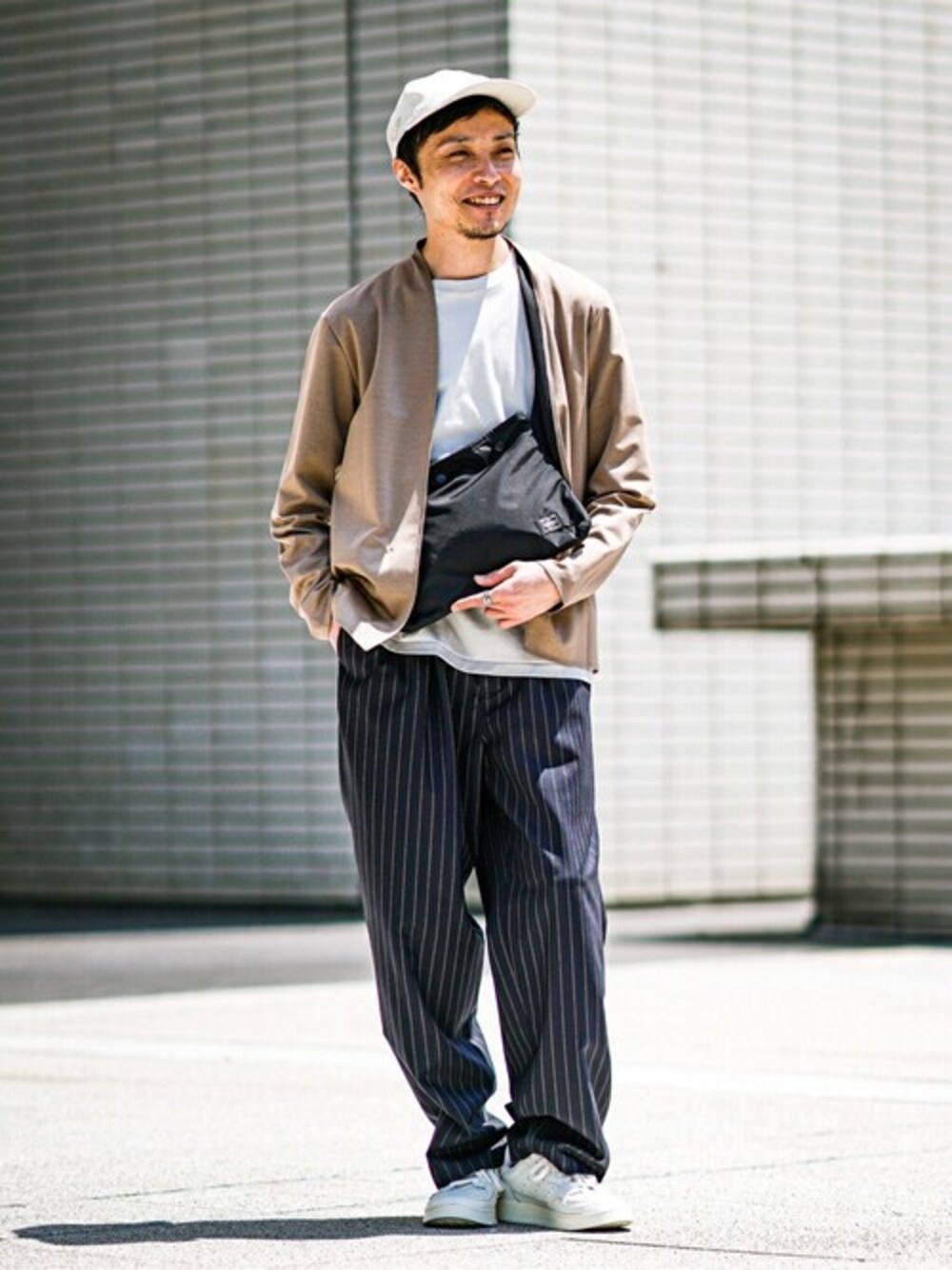 ベージュ系のカーディガン/ボレロ、グレー系のTシャツ/カットソー、ブルー系のその他パンツを着用したメンズの春コーディネートの1枚目の写真