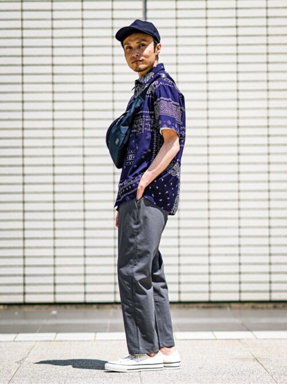 ブルー系のシャツ/ブラウス、ホワイト系のTシャツ/カットソー、グレー系のその他パンツを着用したメンズの春コーディネートの1枚目の写真