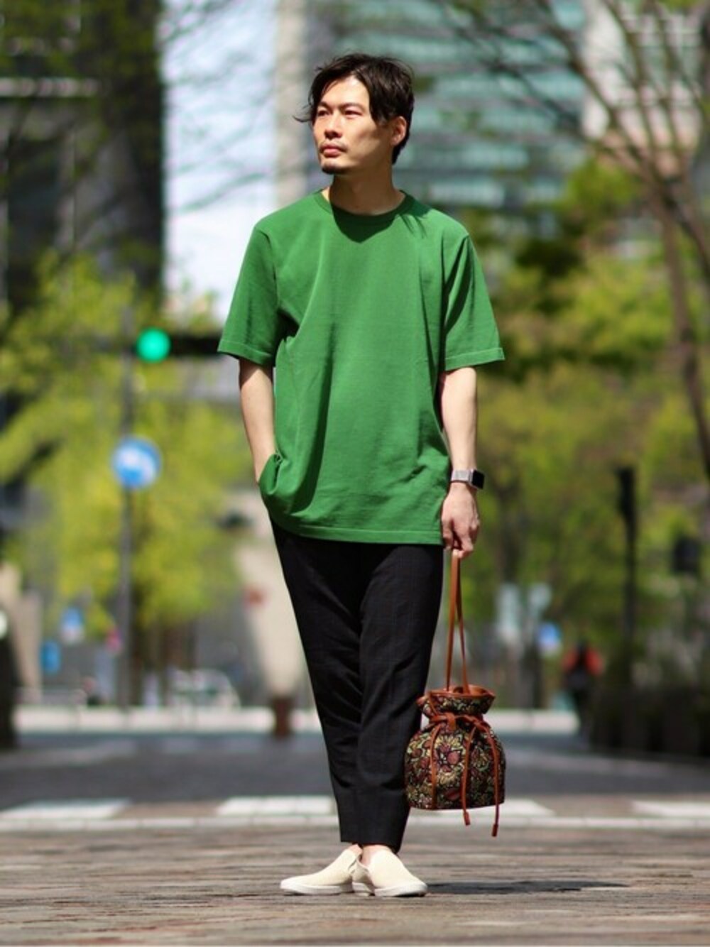 「グリーン、エディフィス、春夏コーデ、きれい目カジュアル、EDIFICE、半袖ニット、ニットTシャツ、Tシャツコーデ、the dilettante、JVAM」｜「EDIFICEのコットンリネン ドライニット（Tシャツ/カットソー、グリーン系）」を使った、EDIFICE OFFICIALさん（メンズ・172cm）の春コーディネートの1枚目の写真
