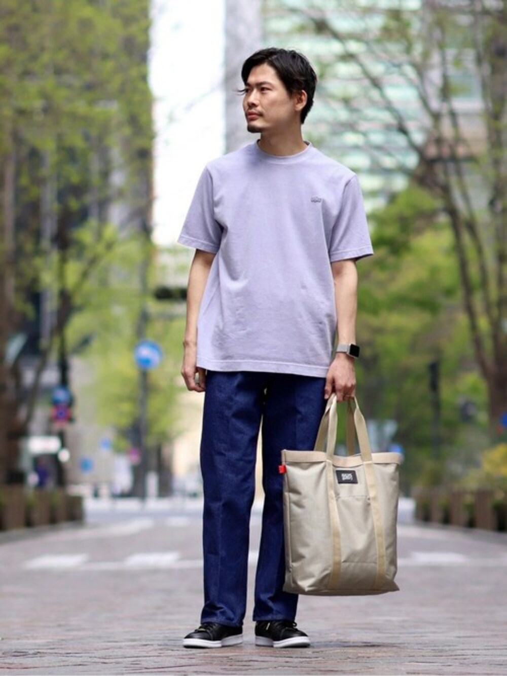 ブルー系のTシャツ/カットソー、ブルー系のその他パンツ、ブラック系のスニーカーを着用したメンズの春コーディネートの1枚目の写真